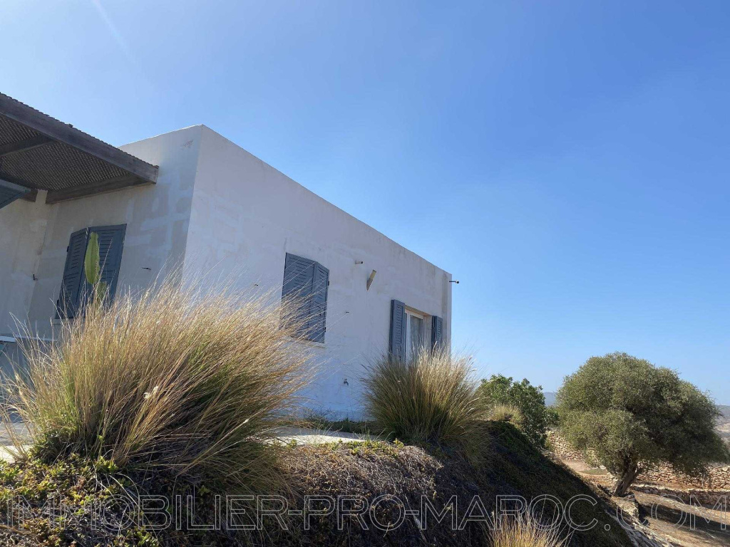 Villa Avantages Grand terrain, vue magnifique, construction  et choix de matériaux de qualité, murs doublés, vide sanitaire. Idéale pour les amoureux de la tranquillité.