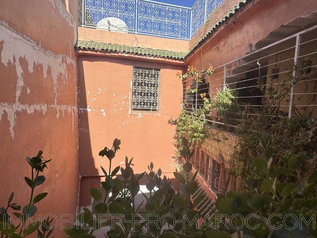 Riad Avantages A moins de 10 mn de Jemaa El Fna <p>
Beau potentiel après rénovation pour un 4/5 voire 6 chambres et bassin <p>
Accès voiture à moins de 100 m <p>
Titré <p>
