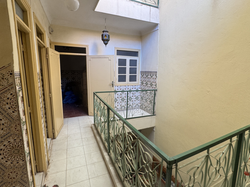 Riad Avantages Quartier très recherché actuellement à Bab Doukkala <p>
Idéal investissement locatif type Airbnb <p>
Structure béton saine<p>
