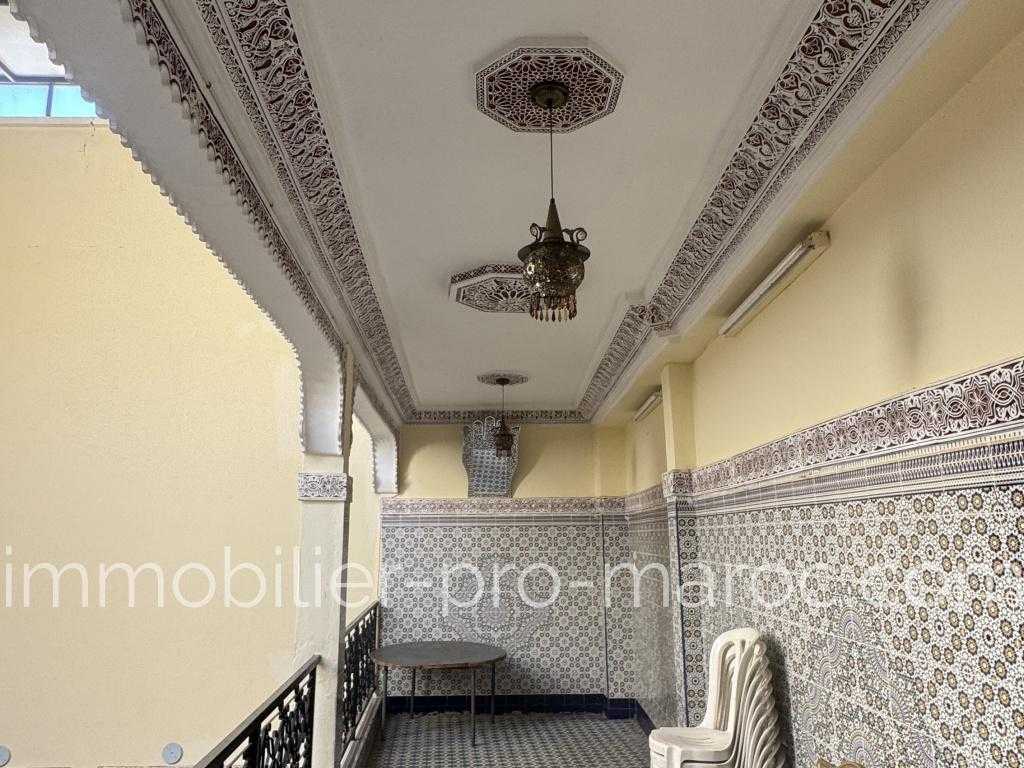 Riad Avantages Accès voiture devant la porte <p>
Surface idéale pour tout projet de maison d\'hôtes de 20 chambres ou plus <p>
Structure très saine <p>
Architecture traditionnelle <p>
