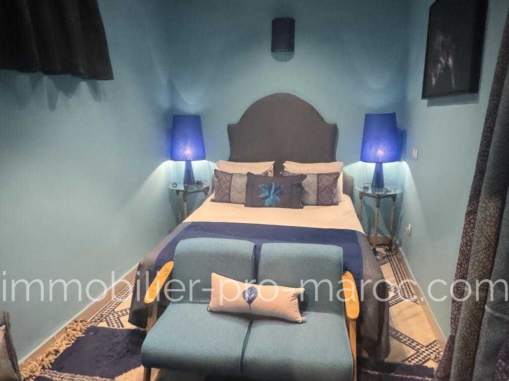 Riad Avantages Emplacement Exceptionnel à Dar El Bacha <p>
Boutique attenante au Riad de 45 m2 <p>
Accès voiture devant la porte <p>
Entièrement rénovée récemment <p>
Décoration magnifique faite par Architecte renommé <p>